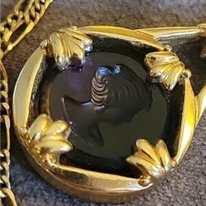 Vintage AVON 💜 Goldtone Figaro Amethyst Intaglio Glass Cameo Pendant ⭐️Necklace